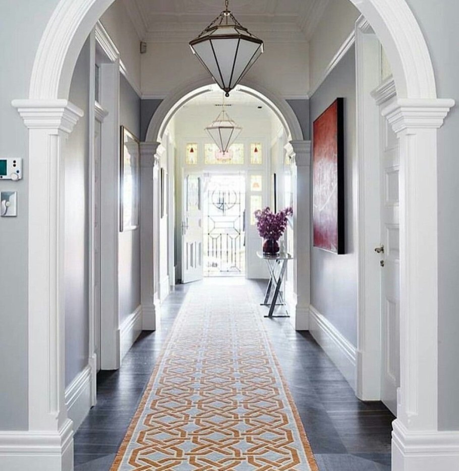 Арка между коридором и гостиной