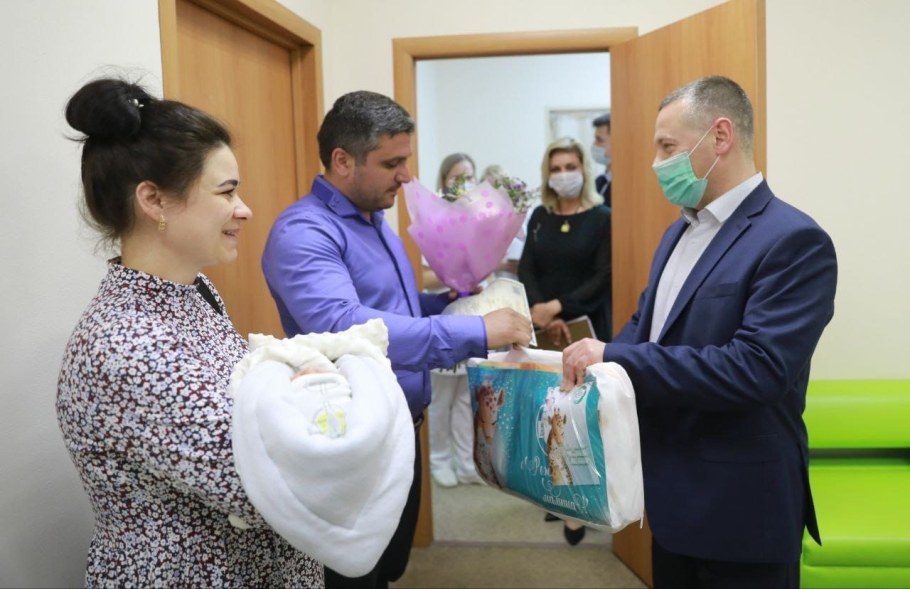 Подарок от губернатора для новорожденных