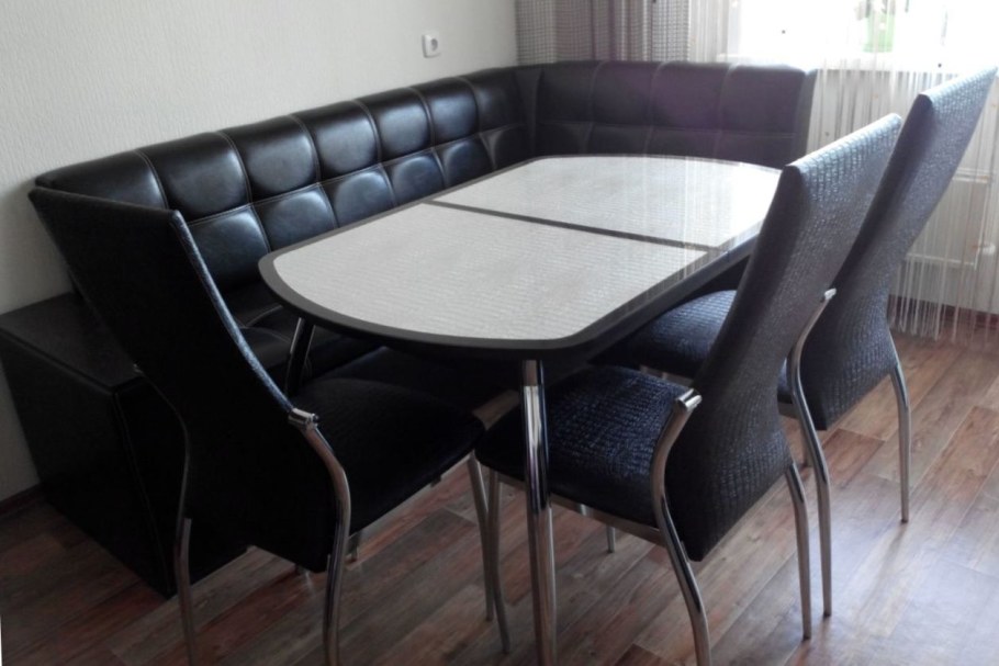 Стол стеклянный с кожей крокодила