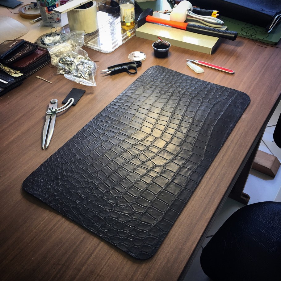 Стол с кожей крокодила
