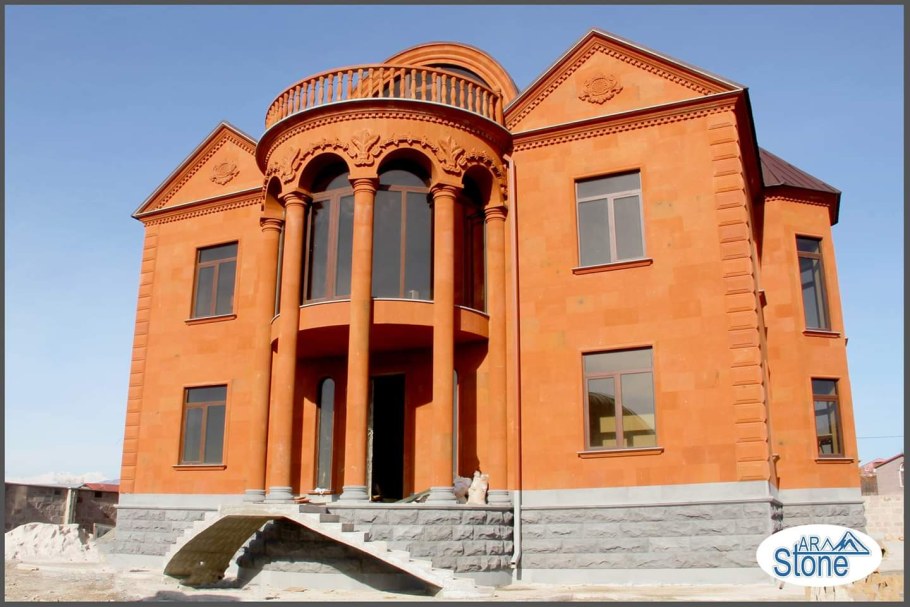 Камни дом в Армении базальт