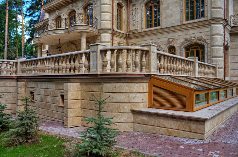 Каменный фасад травертин