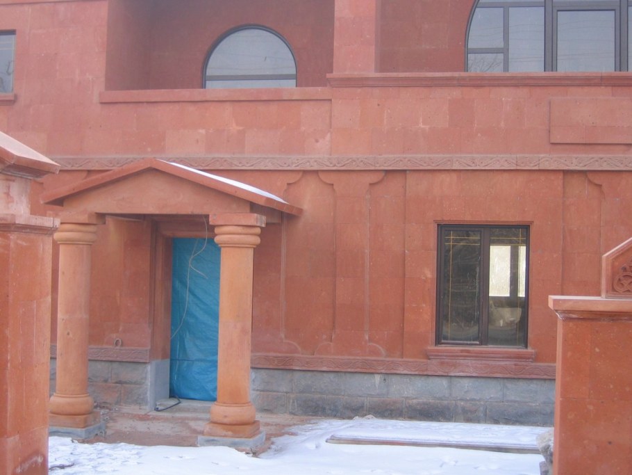 Армянский красный туф дом