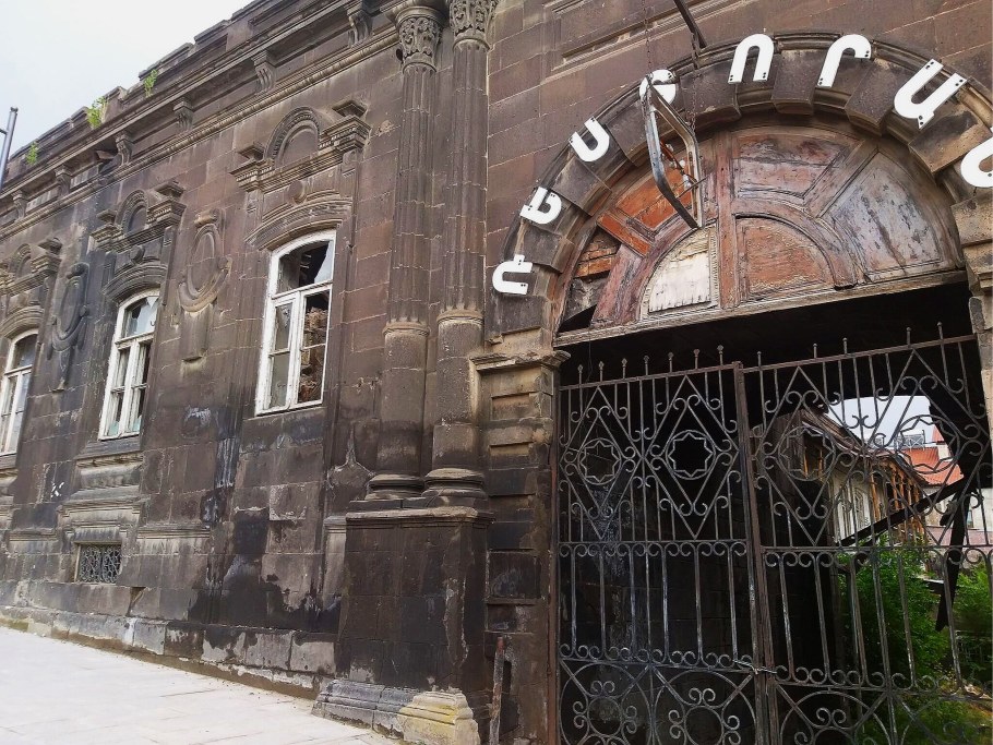 Черный туф Гюмри