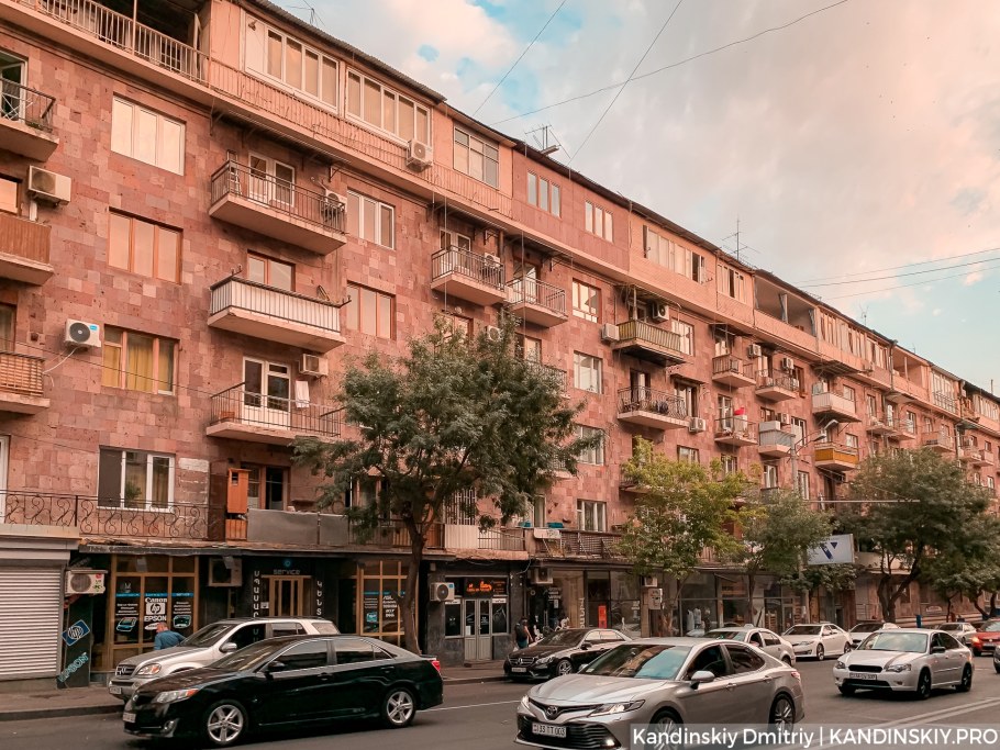 Ереван дома из розового туфа