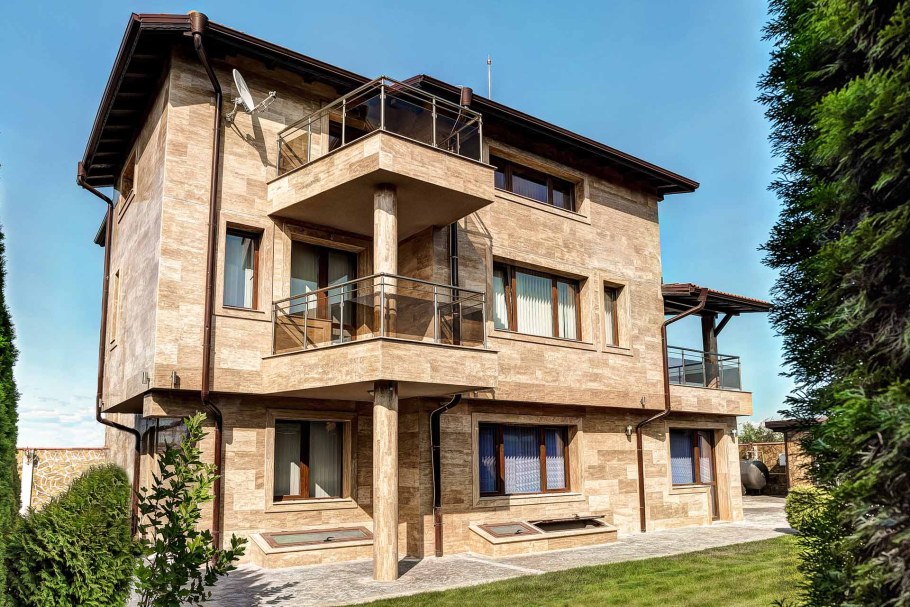 Коттеджи из травертина