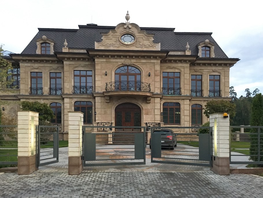 Фасад из туфа