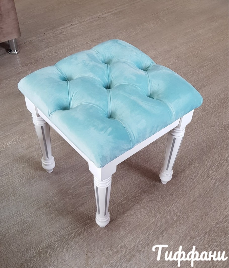 Мягкий табурет с каретной стяжкой