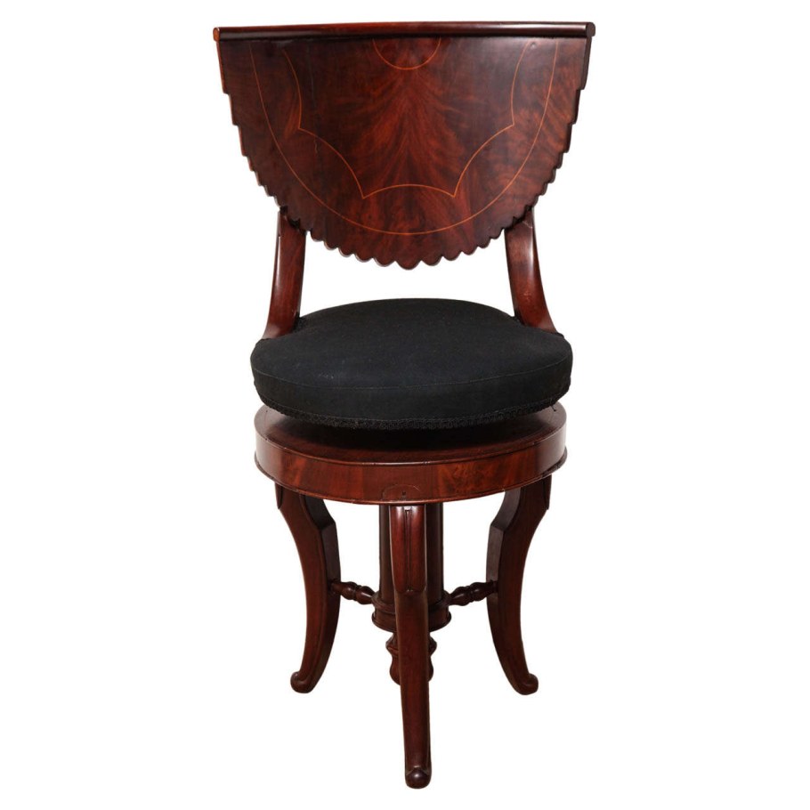 Старинное вращающееся кресло