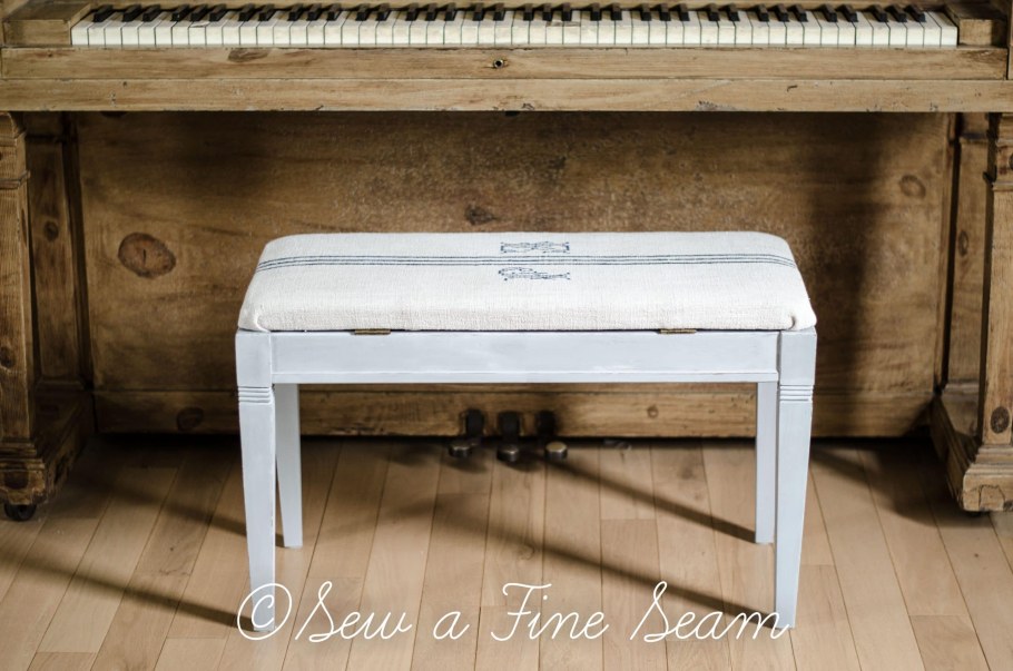 Скамейка для фортепиано