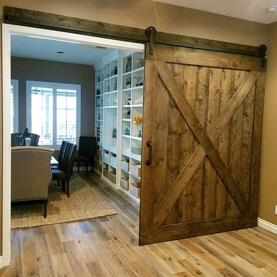 Раздвижные двери с деревянным потолком в Америке