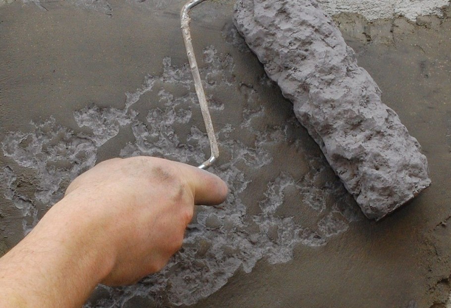 Цементная штукатурка на стене