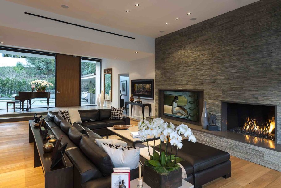 Стильная гостиная с камином