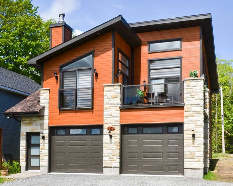 Двухэтажный гараж с жилым вторым