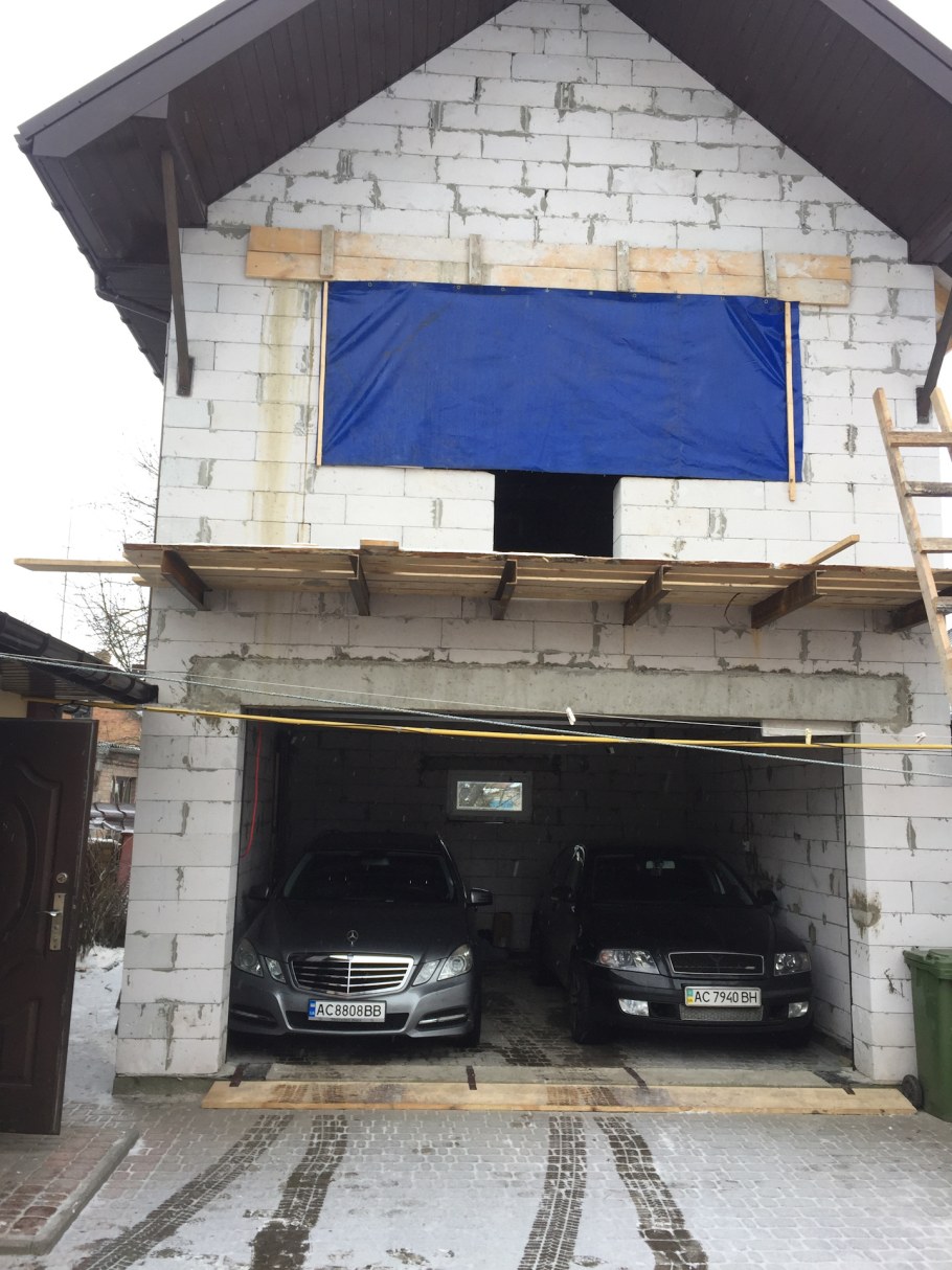 Гараж с домом наверху