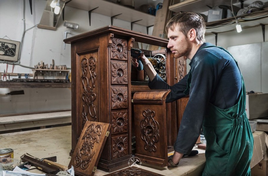 Реставратор мебели