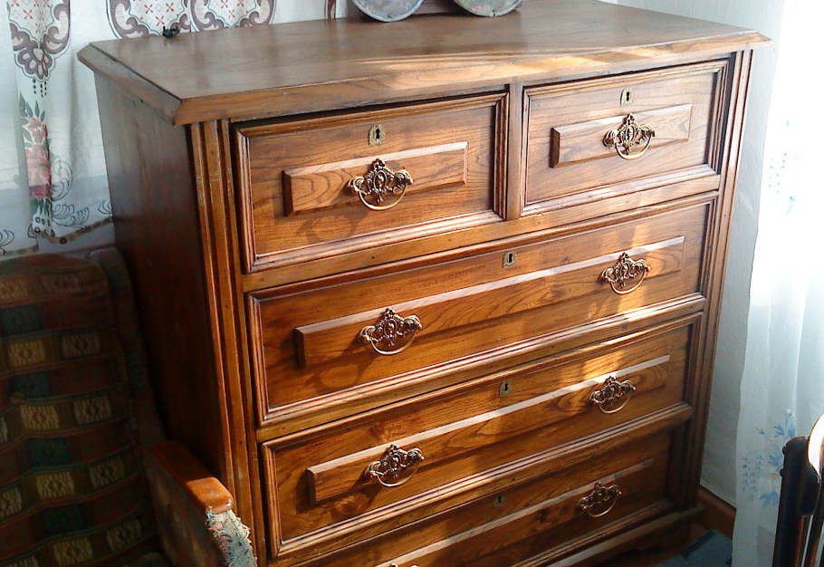 Старый комод