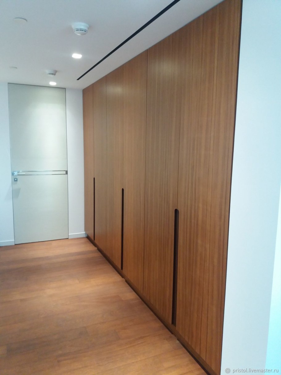 Шкаф в прихожую под дерево