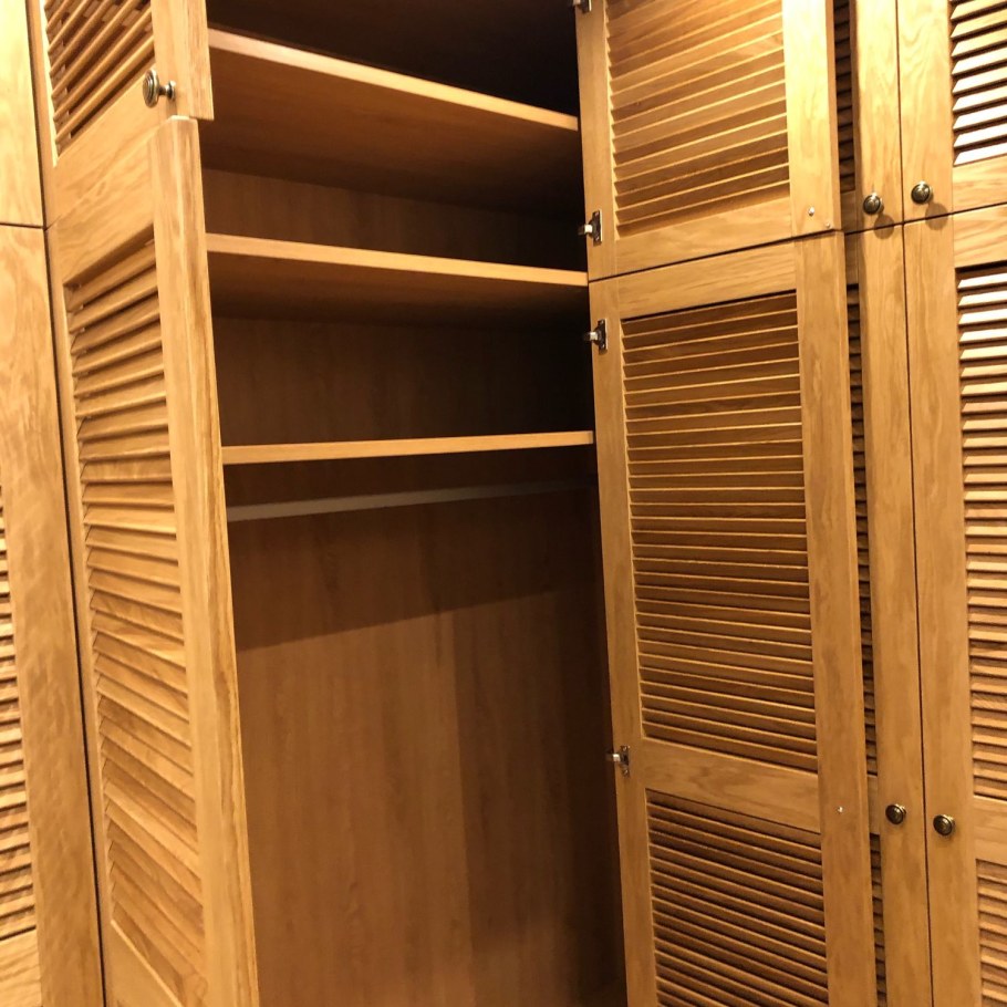 Встроенный деревянный шкаф