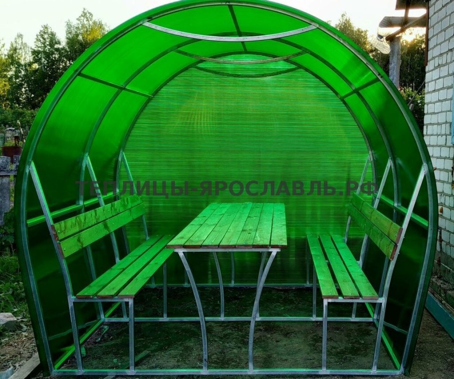Стенка из поликарбоната в беседке