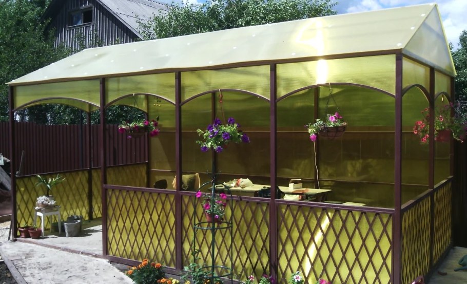 Беседка обшитая поликарбонатом