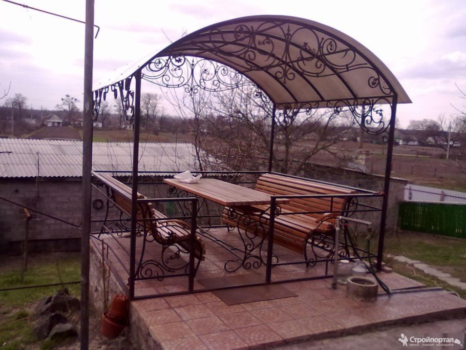 Беседка с элементами ковки