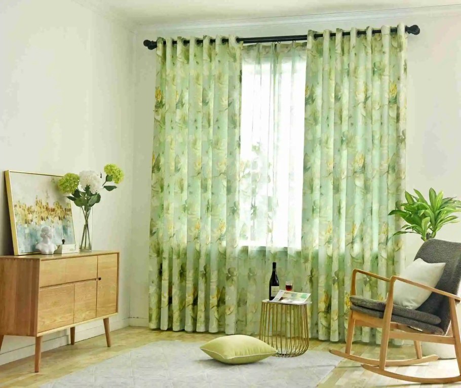 Спальня с зелеными шторами