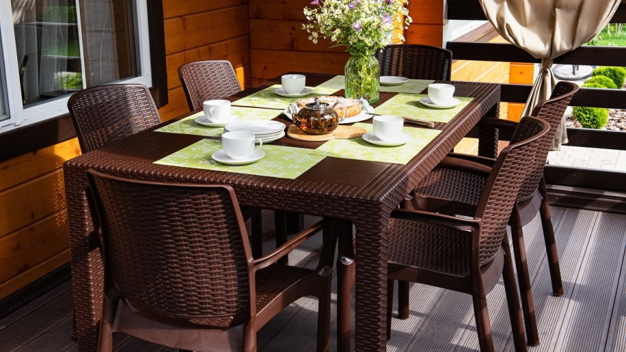 Мебель из ротанга на веранде