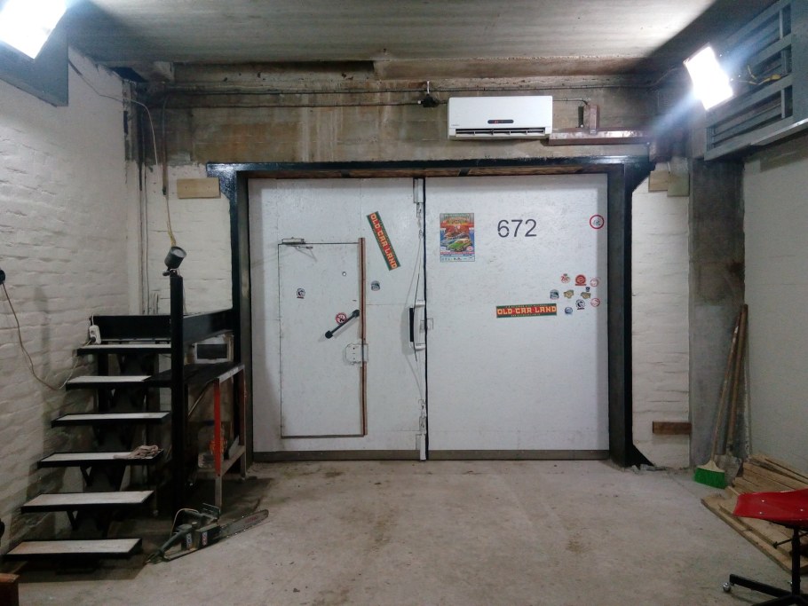 Небольшой гараж в стиле лофт