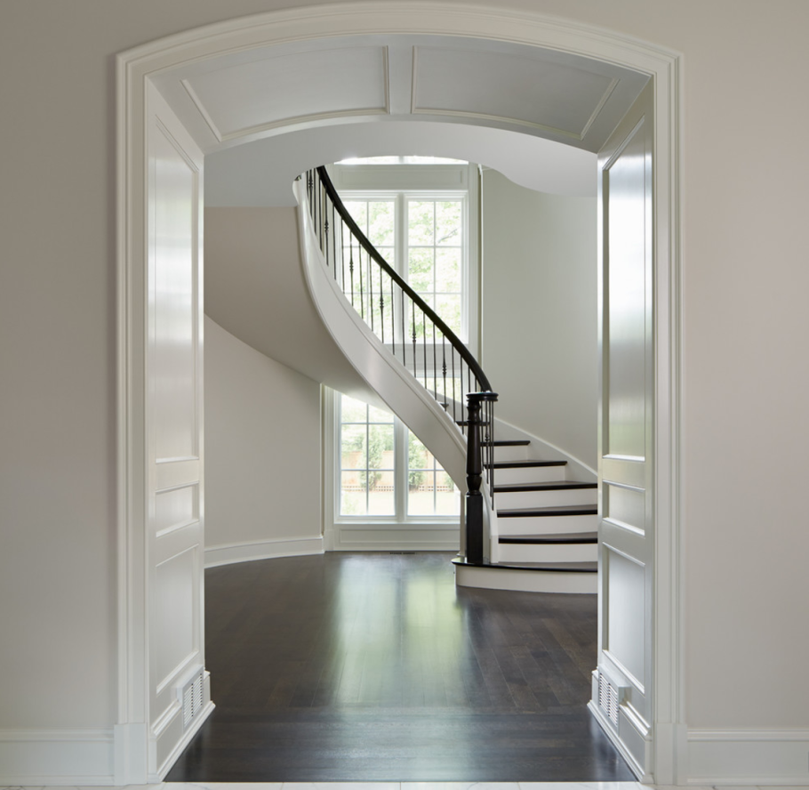 Арочное окно на лестнице