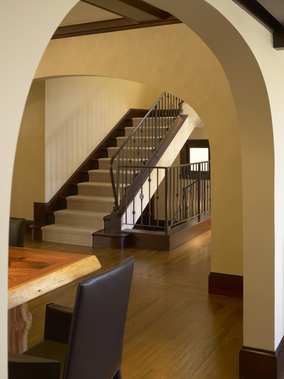 Арки над лестницей в частном доме