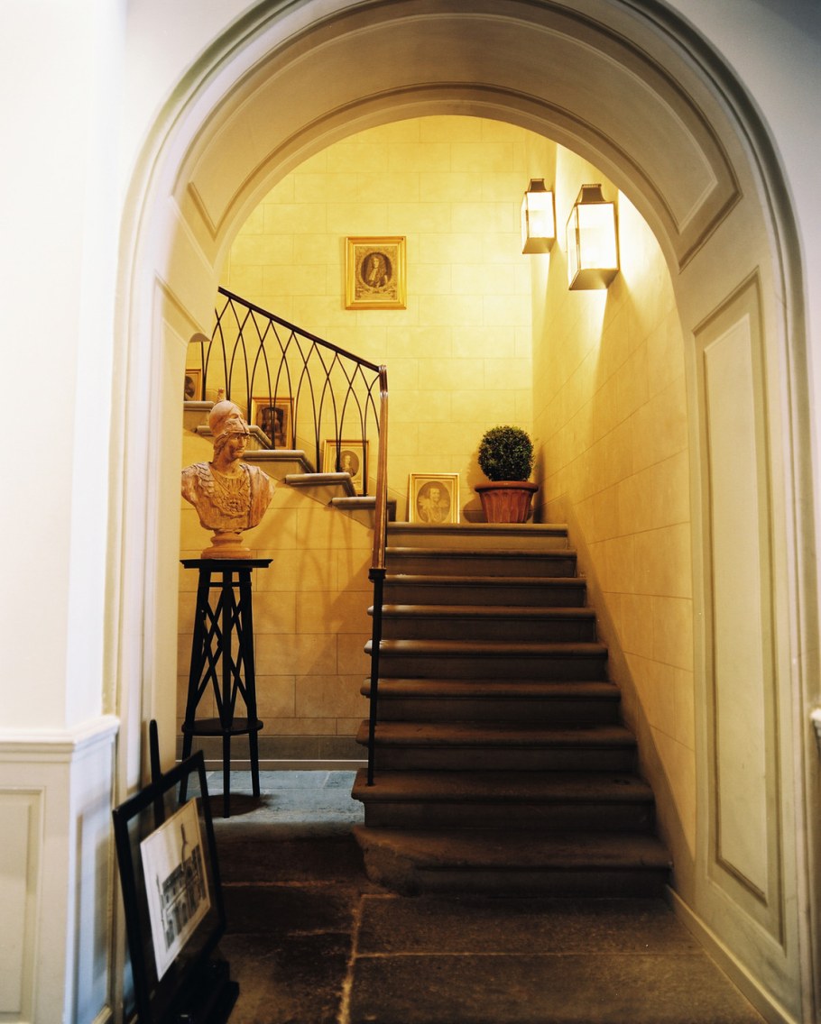 Лестница в арке