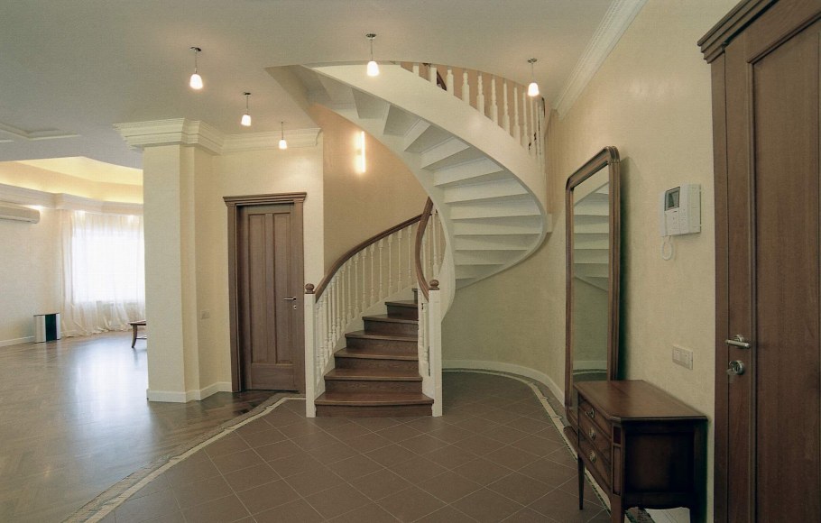 Лестница в доме рядом с аркой