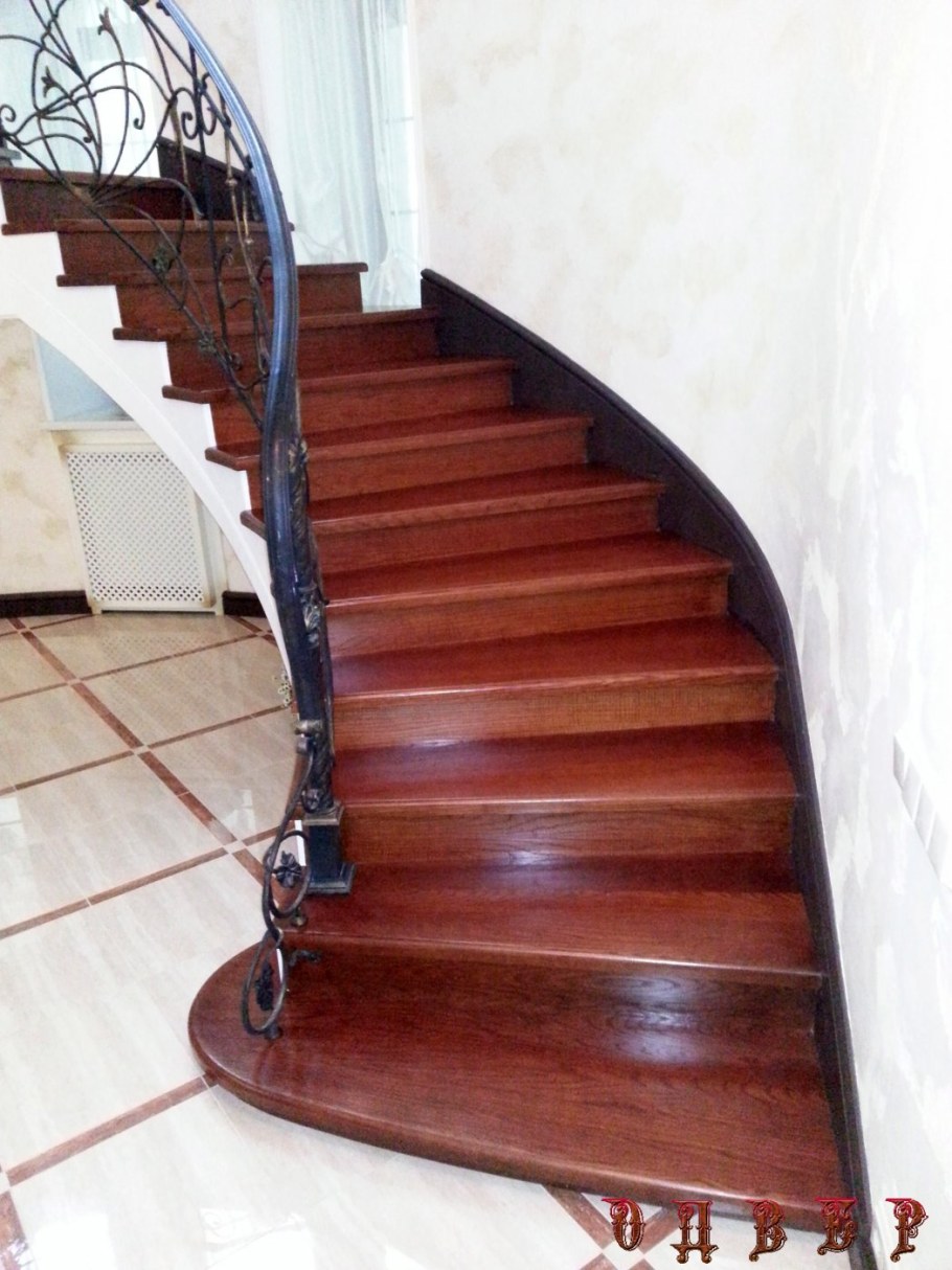 Лестница в арке