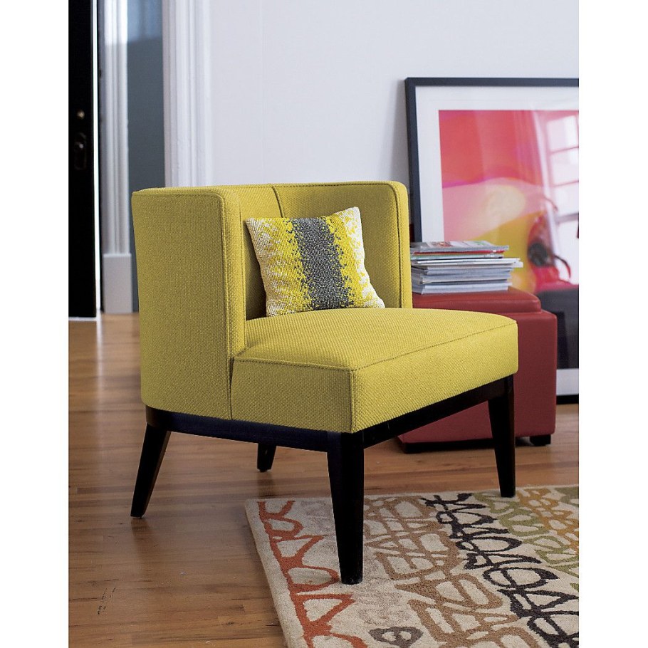 Кресло горчичного цвета в интерьере