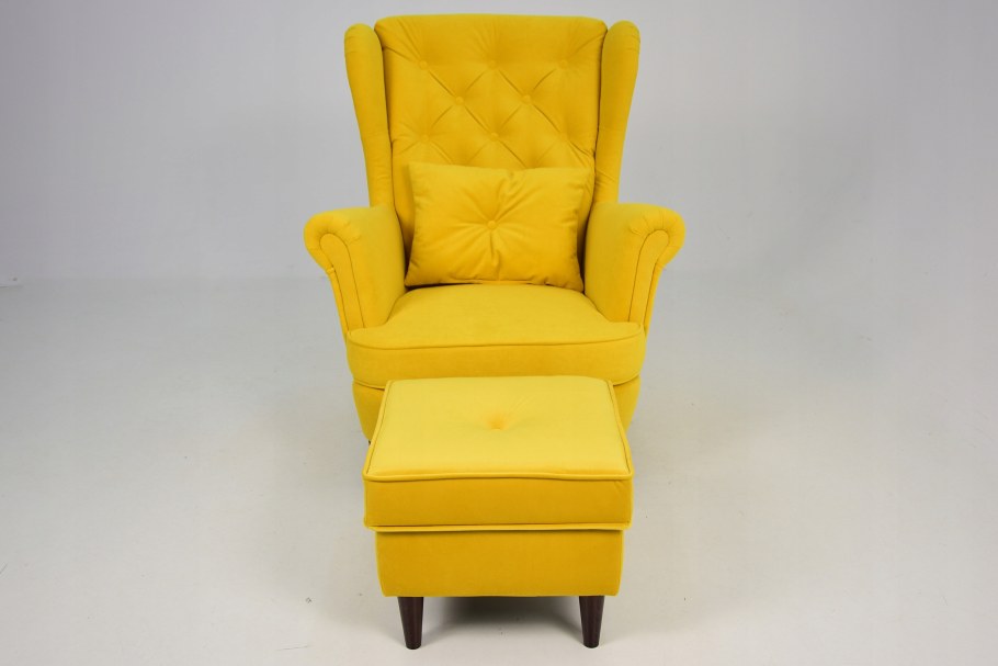 Велюровое кресло горчичного цвета