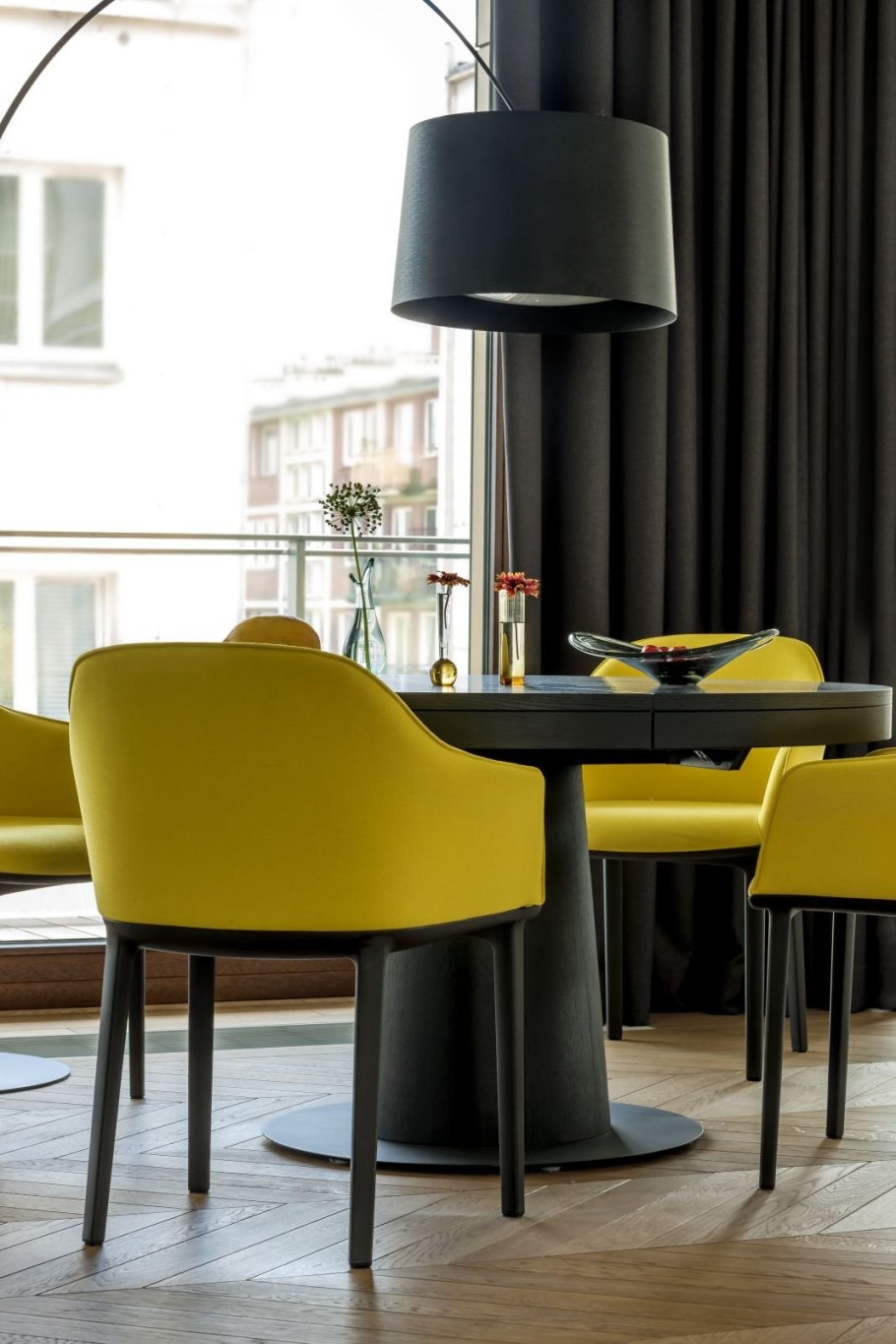 Желтые стулья в интерьере кухни