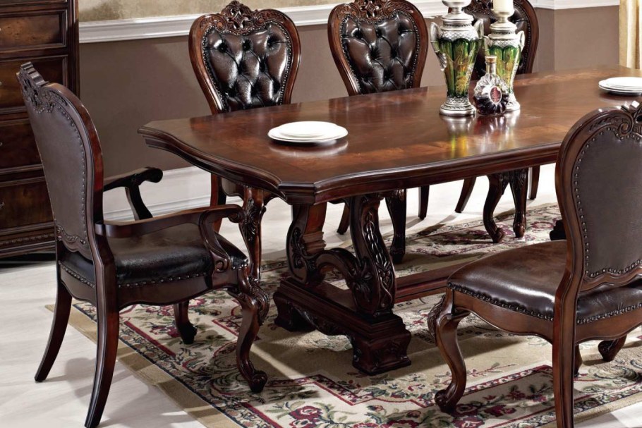 Обеденный стол в английском стиле