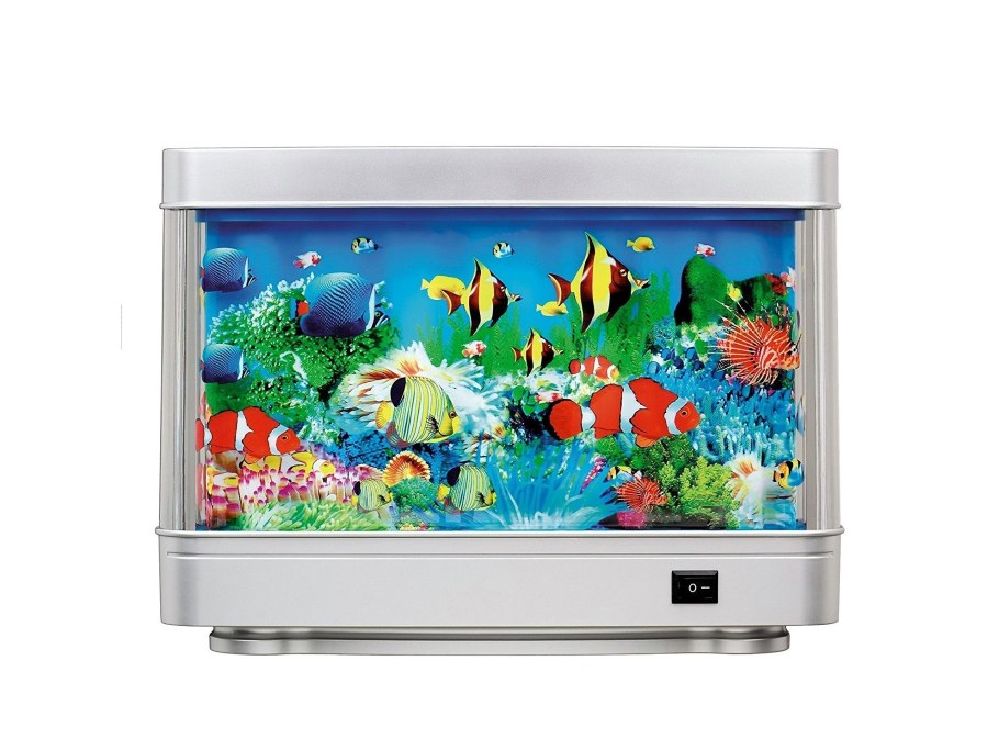 Искусственный аквариум с искусственными рыбками в стене