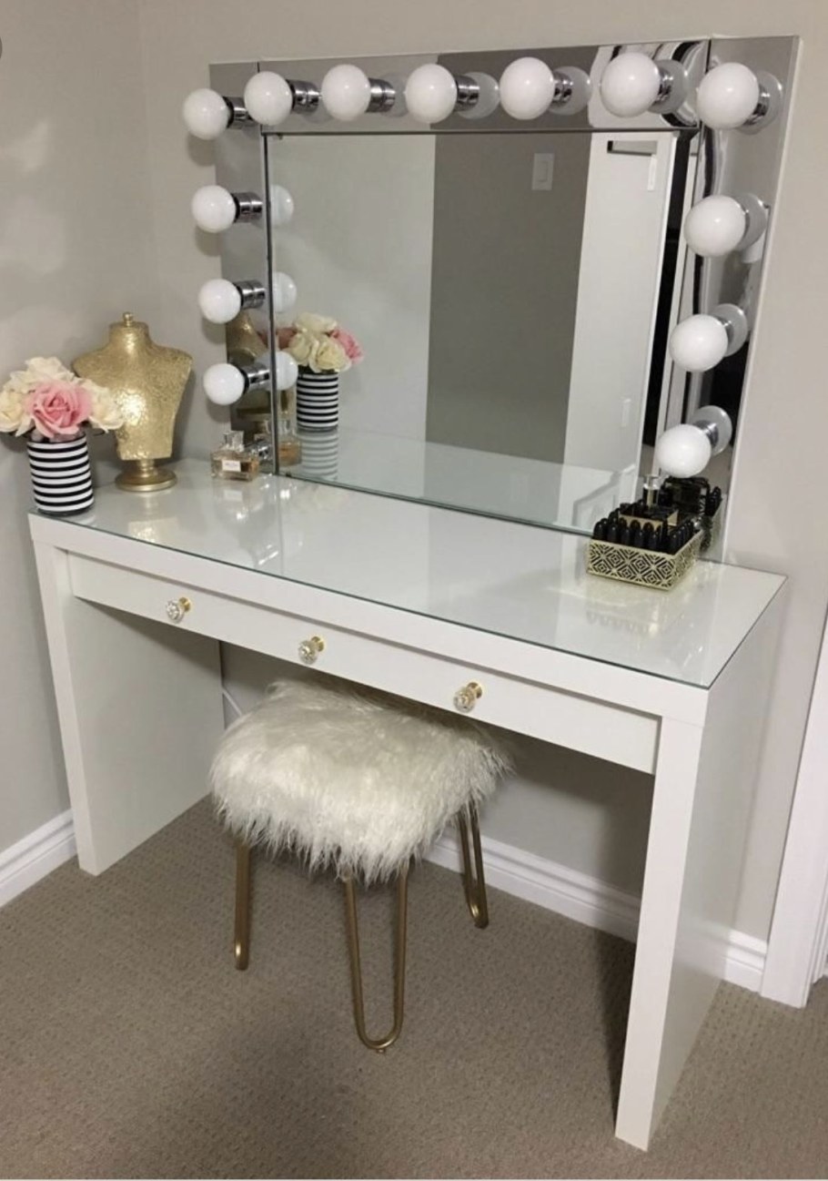 Стол для макияжа с зеркалом