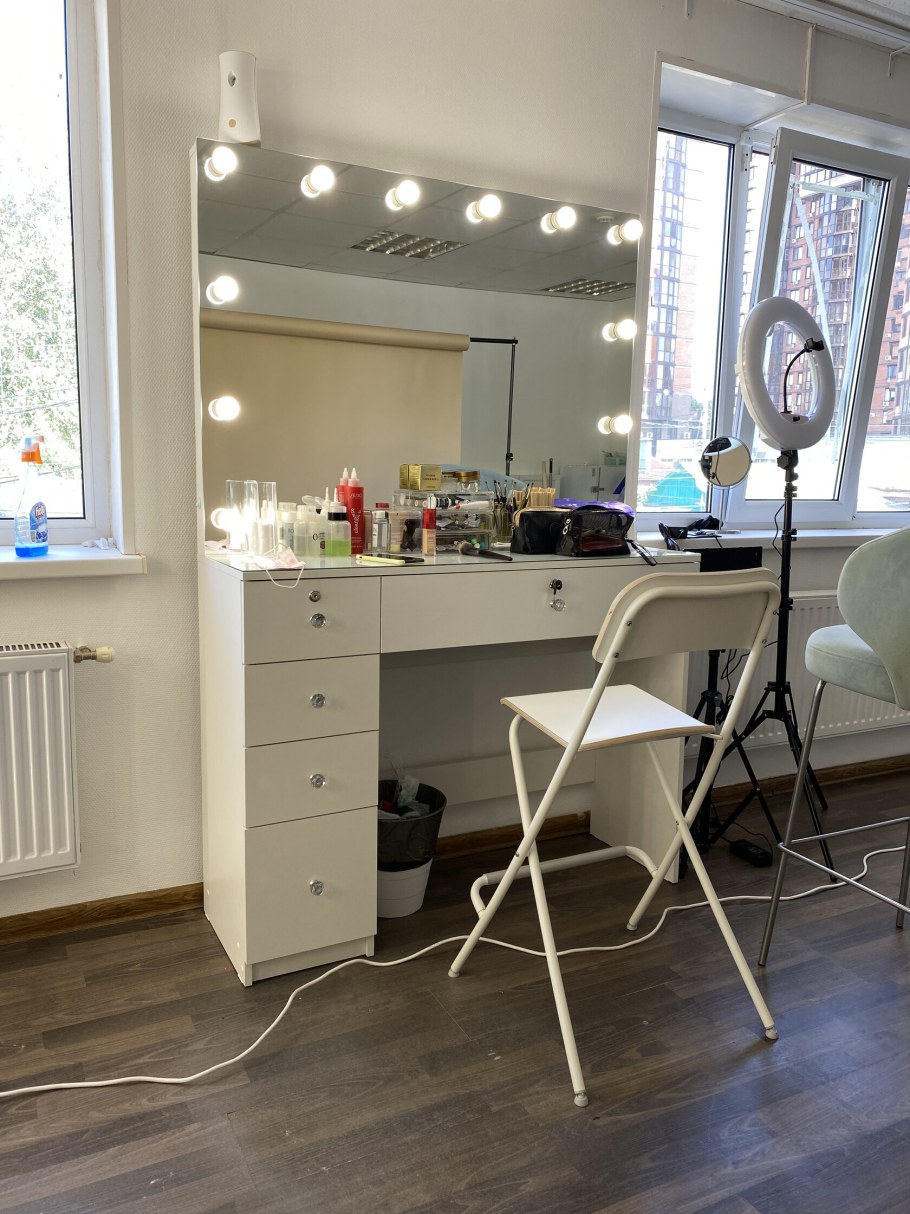 Артист за гримерным столиком