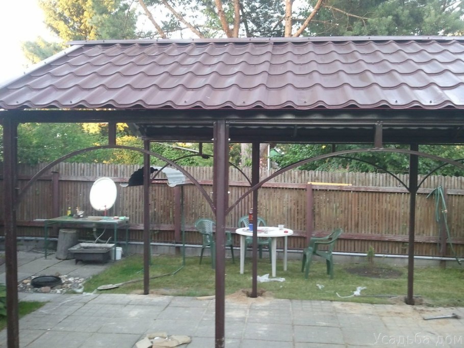 Навес двускатный из металлочерепицы 2х2