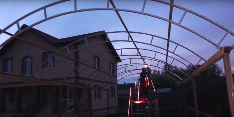 Навес арочный накрытый металлопрофилем