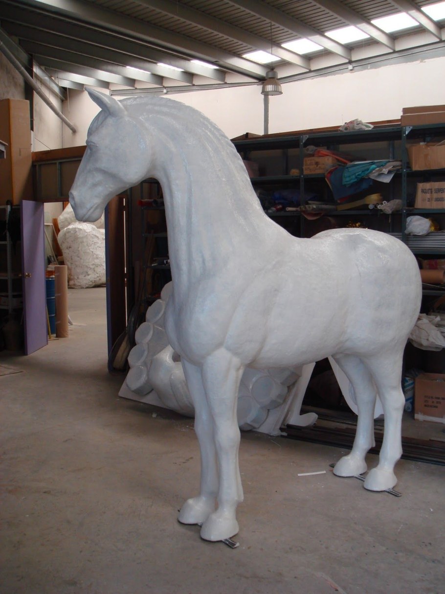Лошадь из пенопласта