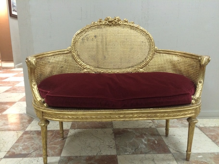 Антикварный диван канапе