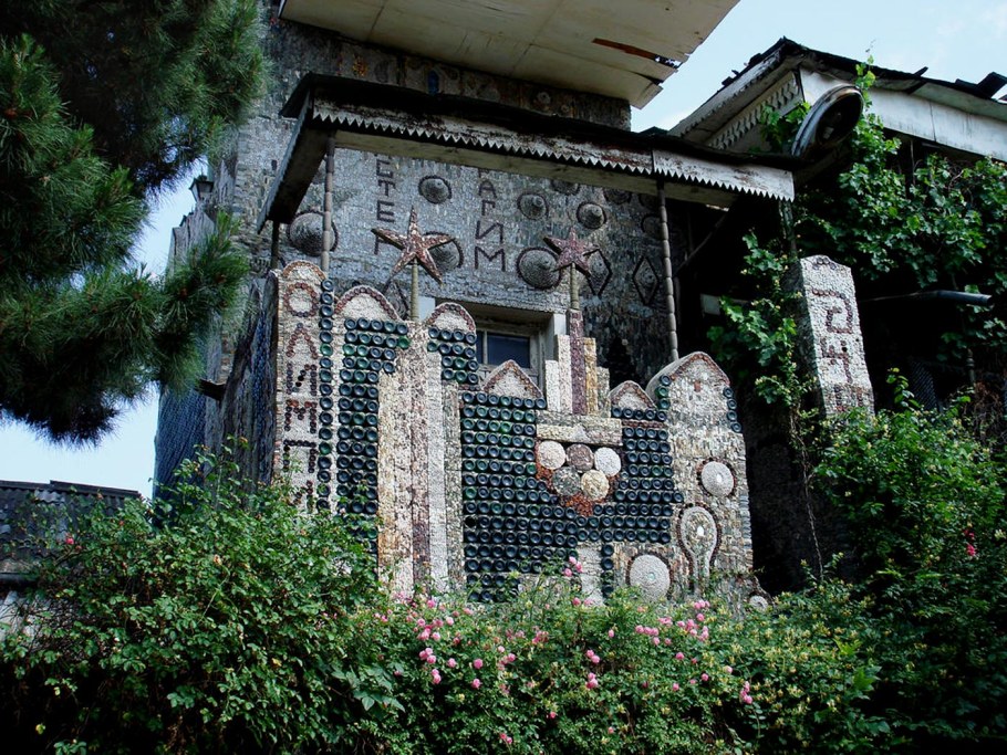 Бутылочный дом в Гяндже Азербайджан