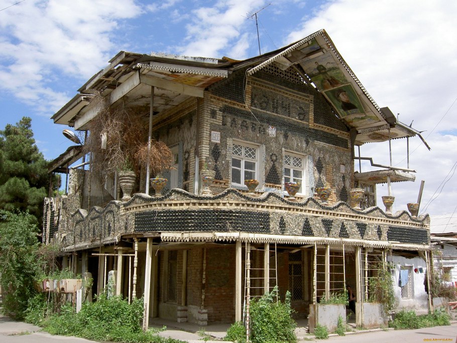 Бутылочный дом в Гяндже