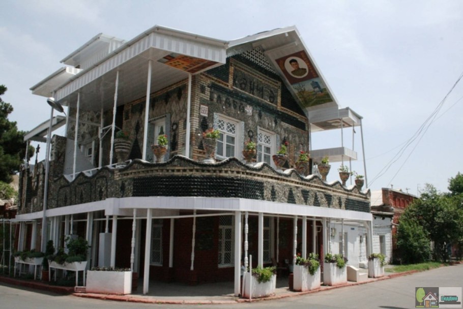 Бутылочный дом в Гяндже Азербайджан