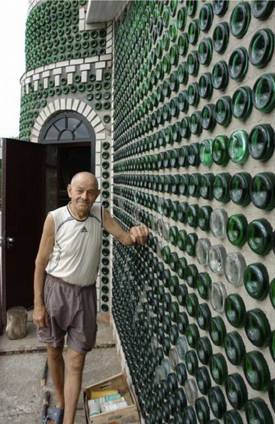 Бутылочный дом Владимира Сысы