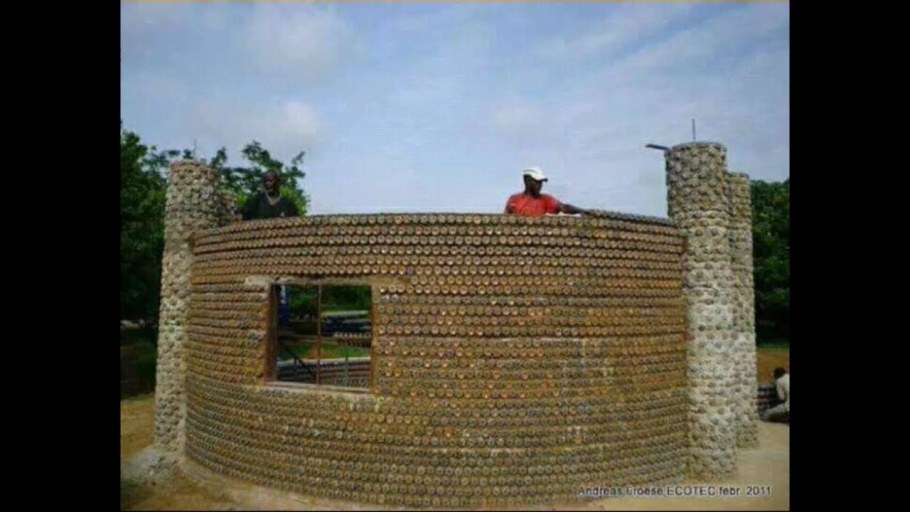 Строим домик из подручных материалов